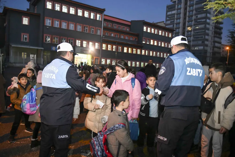 ANKARA BÜYÜKŞEHİR BELEDİYESİNDEN ÖĞRENCİLERE REFLEKTÖRLÜ ÇIKARTMA VE KOL BANDI