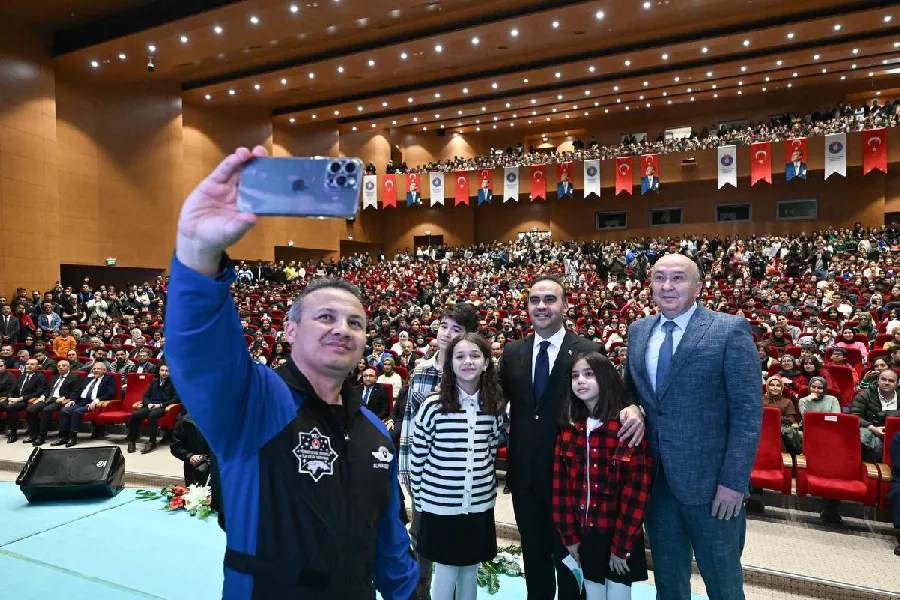 BAKAN MEHMET FATİH KACIR VE ALPER GEZERAVCI ÖĞRENCİLERLE BULUŞTU 