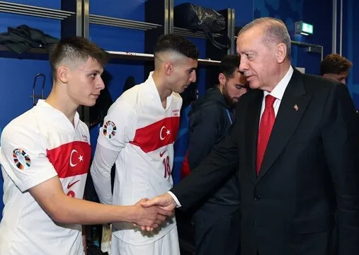 Cumhurbaşkanı Erdoğan, millî futbolcuları soyunma odasında ziyaret etti