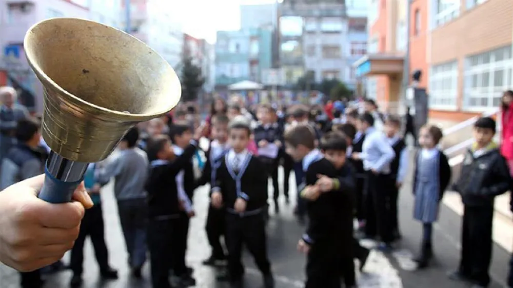 Bugün  20 milyon Öğrenci Ders Başı yaptı: İlk Dersimiz Vatan Sevgisi