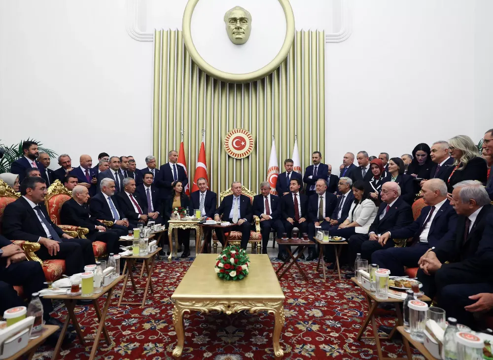 Ahmet Hakan: DEM’lilerle Erdoğan arasındaki sıcaklık... Davutoğlu ve Babacan’ın Erdoğan karşısındaki mahcubiyeti