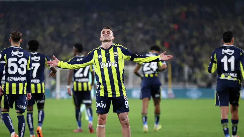 FENERBAHÇE ZİRVEYE GÖZ KIRPIYOR