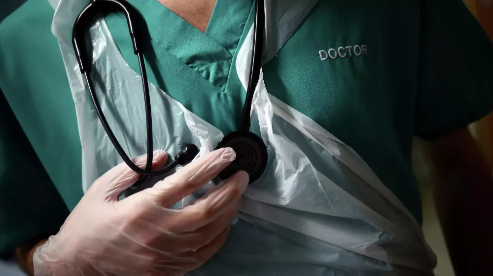 KÜÇÜK İMPANT KANSERİ YÜZDE 82 ORANINDA YOK ETTİ