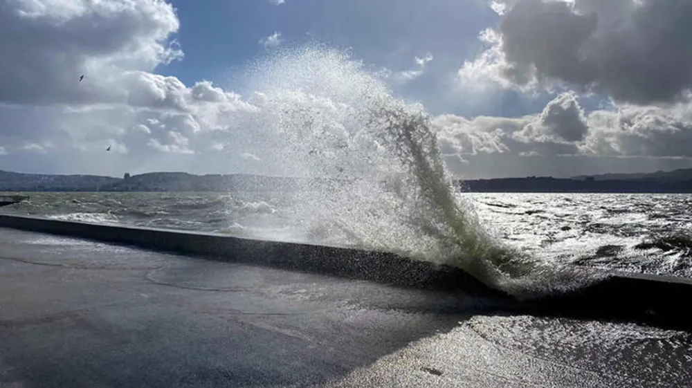 HAVA DURUMU: RÜZGAR HIZINI KESMEDİĞİ GİBİ SICAKLIKLAR YÜKSELİYOR