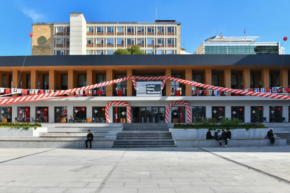 ZAFER’E GENÇLERDEN YOĞUN İLGİ   