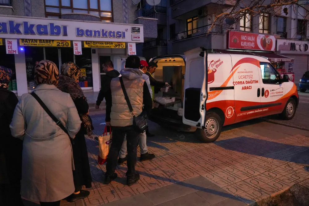 KEÇİÖREN BELEDİYESİ’NDEN VATANDAŞA SICAK ÇORBA İKRAMI