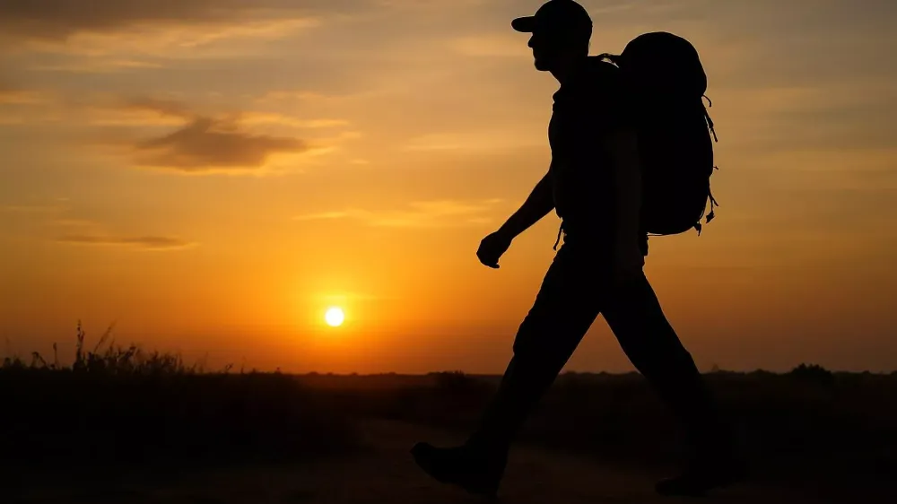 DÜNYAYI YÜRÜYEREK GEZEN ADAM EVE DÖNÜYOR