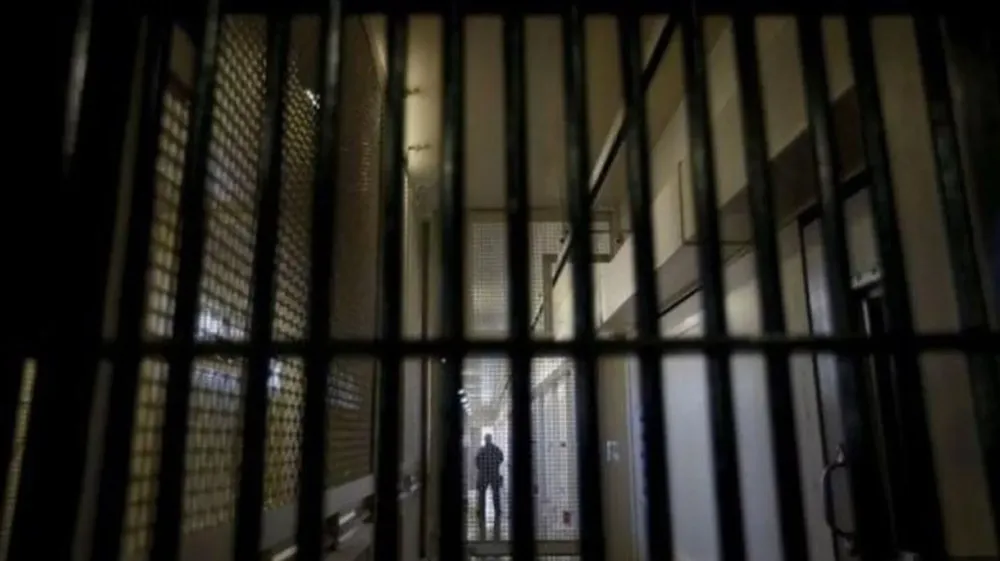 KOMŞUSUNUN BALKONUNA HALI SİLKELEYEN SANIĞA ÜÇ AY HAPİS