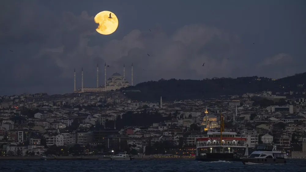 ARALIK AYINDA GÖKLERDE BÜYÜLEYİCİ BİR MANZARA