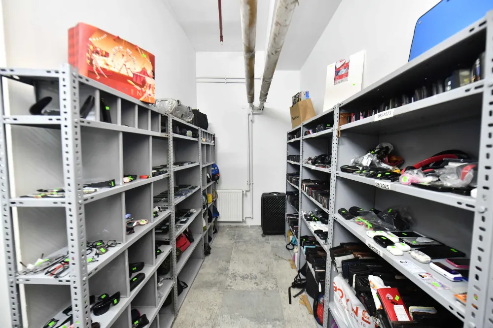 UNUTULAN EŞYALAR SAHİPLERİNİ BEKLİYOR