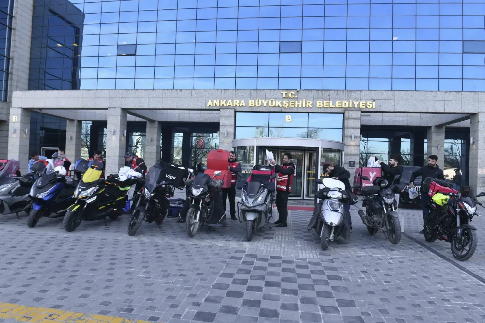 BAŞKENTTE İFTARA YETİŞEMEYEN VATANDAŞLARA MOTOKURYELERLE KUMANYA DAĞITILIYOR