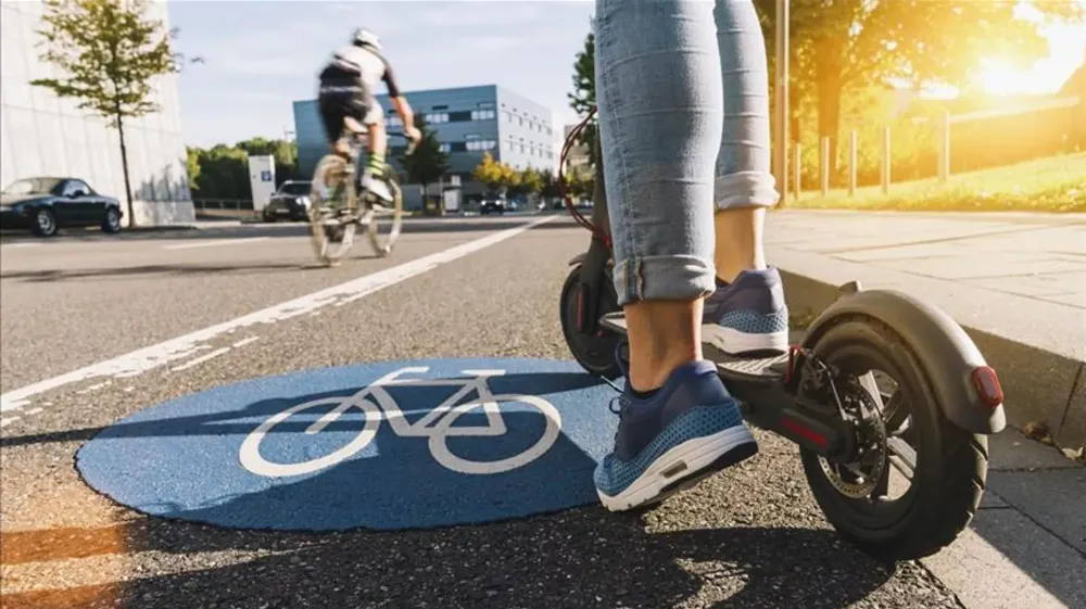 ELEKTRİKLİ SCOOTER KULLANANLARA ZORUNLU TRAFİK SİGORTASI GELİYOR