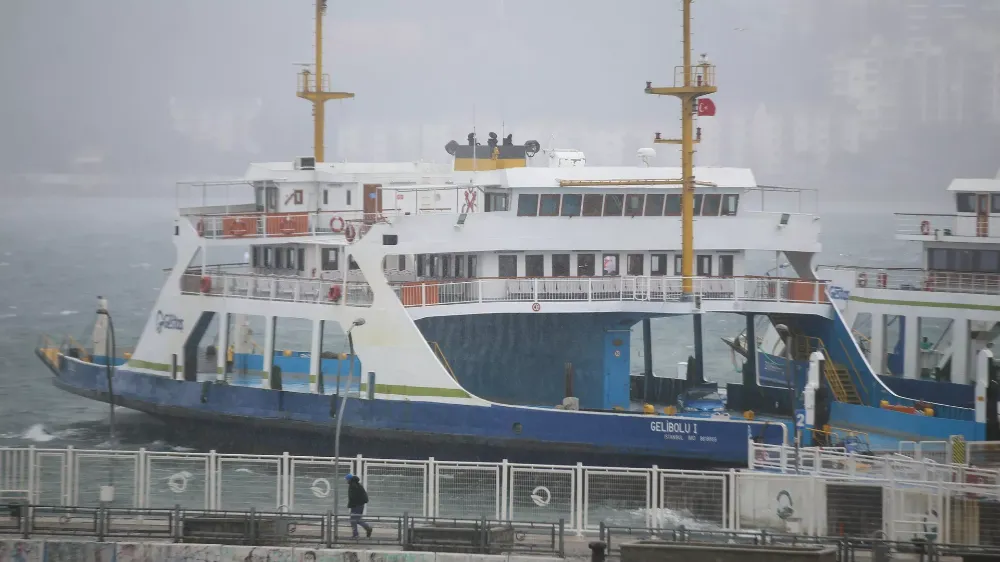 Marmara Adası açıklarında 200 yolcu ve 70 aracın olduğu feribotta yangın çıktı