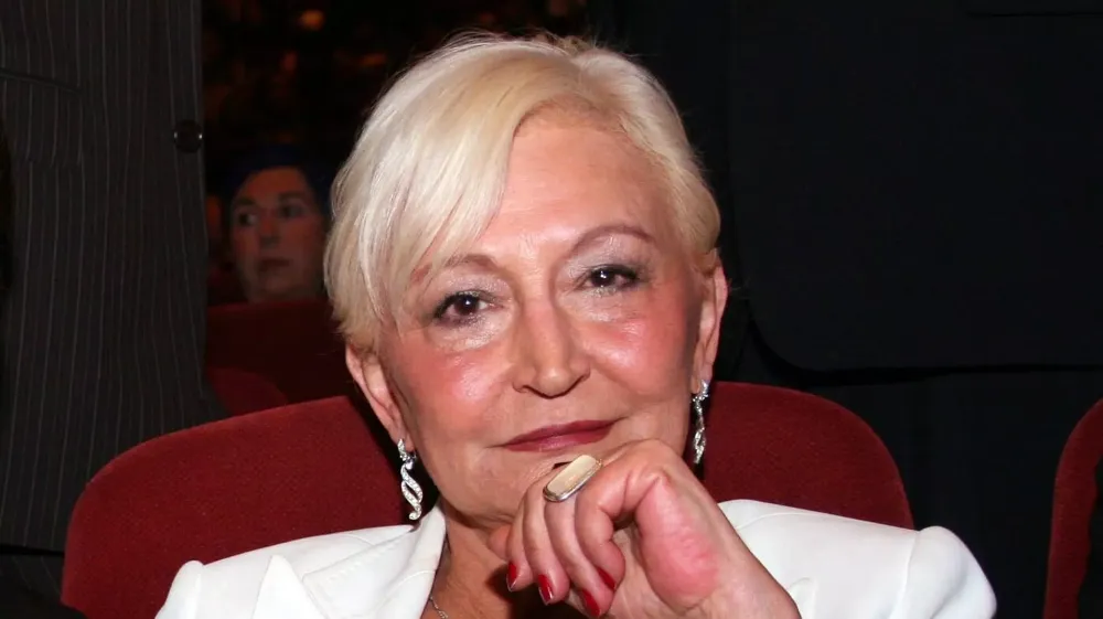 ÜNLÜ YAZAR EDEBİYATÇI PINAR KÜR HAYATINI KAYBETTİ