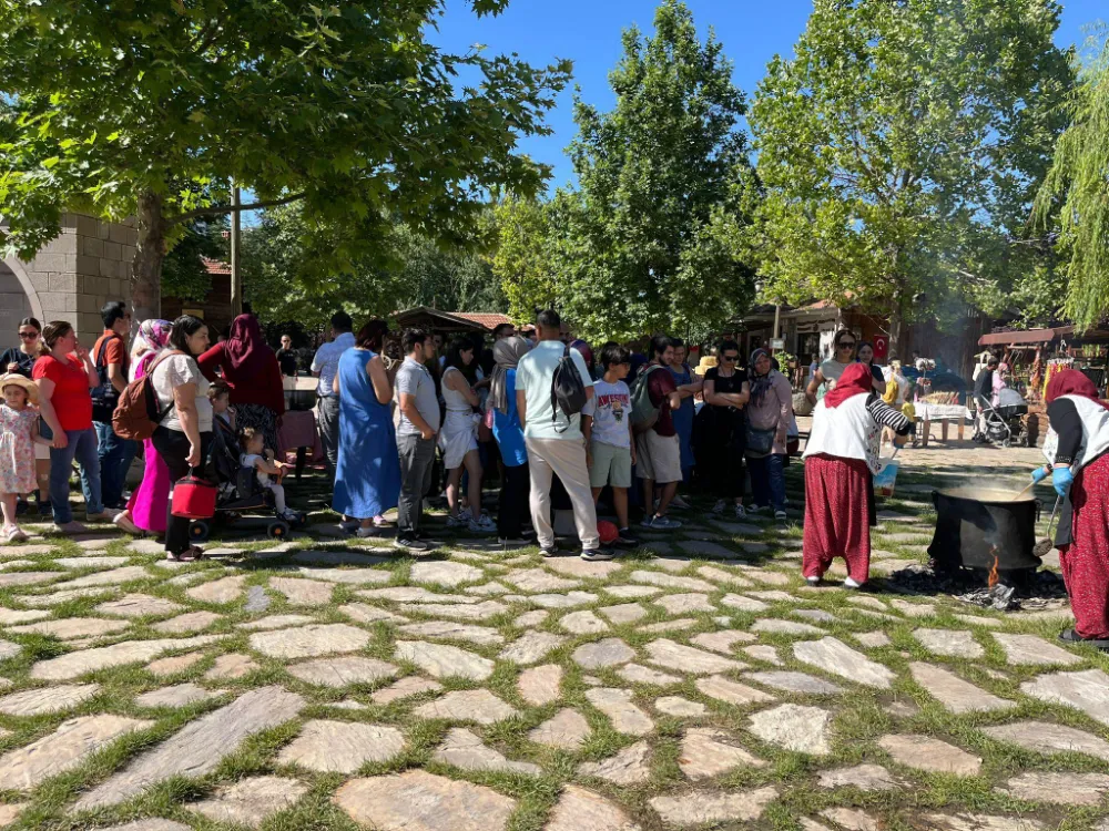 AŞURE BEREKETİ ALTINKÖY’DE PAYLAŞILDI