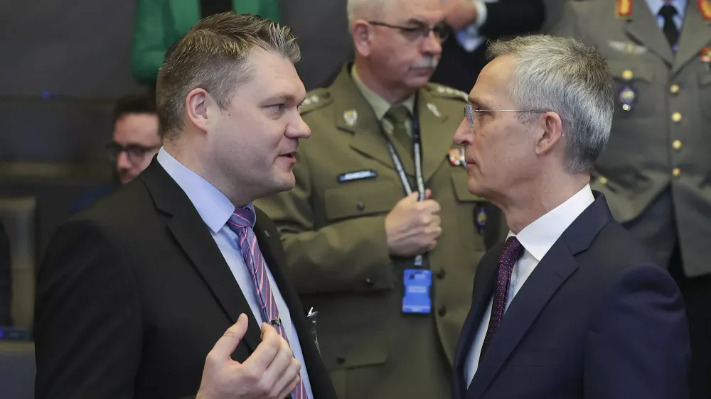Finlandiya Hava Kuvvetleri bayraklarından gamalı haçı kaldıracak