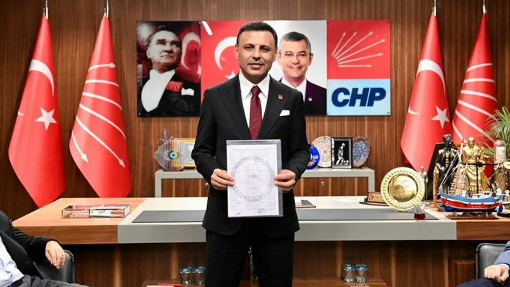 CHP İSTANBUL İL BAŞKANI SEÇİLEN ÖZGÜR ÇELİK MAZBATASINI ALDI